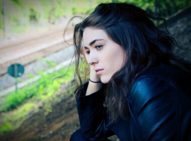 woman sitting outdoor during daytime